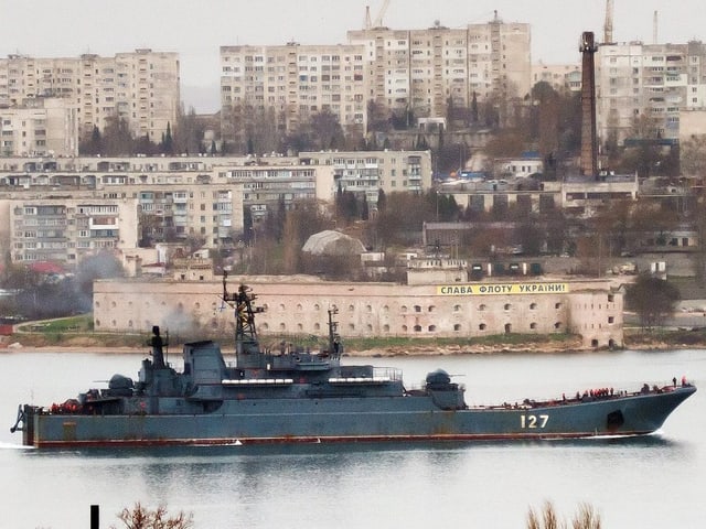 Schiff läuft in Sewastopol ein.