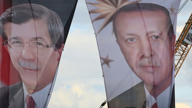 Banner mit Regierungschef Ahmet Davutoglu und Präsident Erdogan.