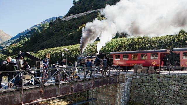 Rote Eisenbahn mit Film Crew