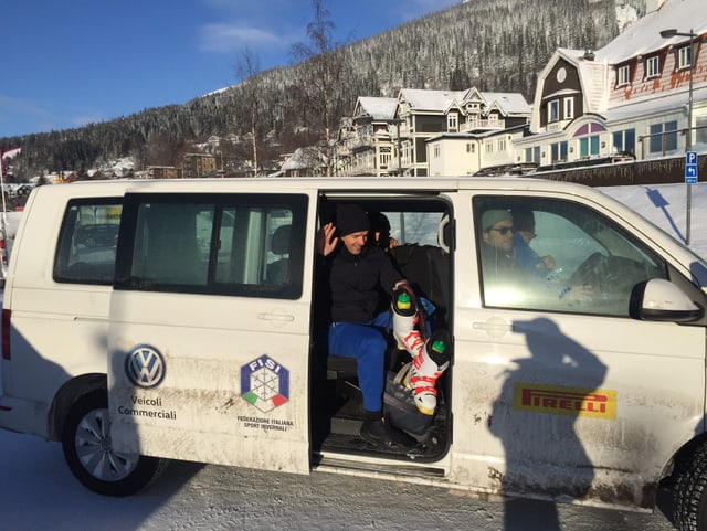 Christof Innerhofer winkt aus dem Teambus.