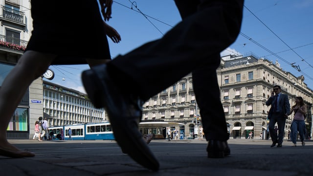 Zwei Personen gehen über den Paradeplatz