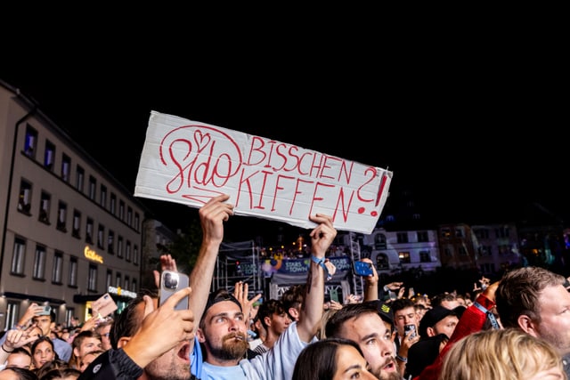 Ein Sido-Fan mit Schlid auf dem steht: Sido, bisschen kiffen?!