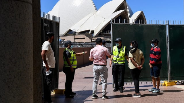 Zugangskontrolle, im Hintergrund sieht man das berühmte Opernhaus von Sydney.