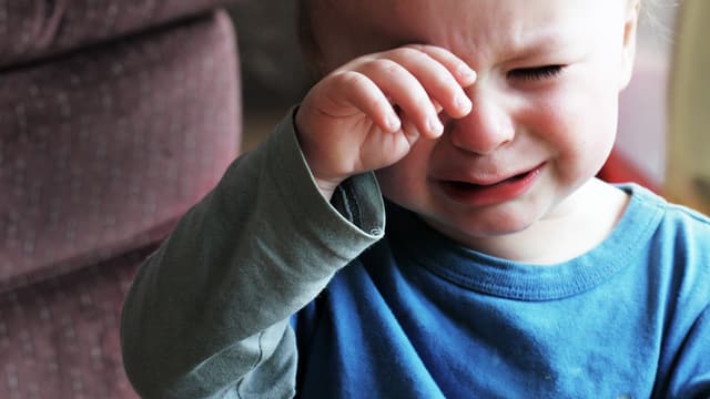 Kleiner Junge weint und reibt sich die Augen