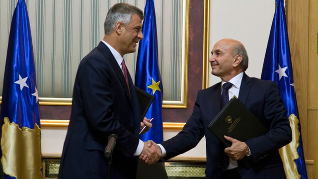 Hashim Thaci (links) und Isa Mustafa (rechts) reichen sich die Hand.