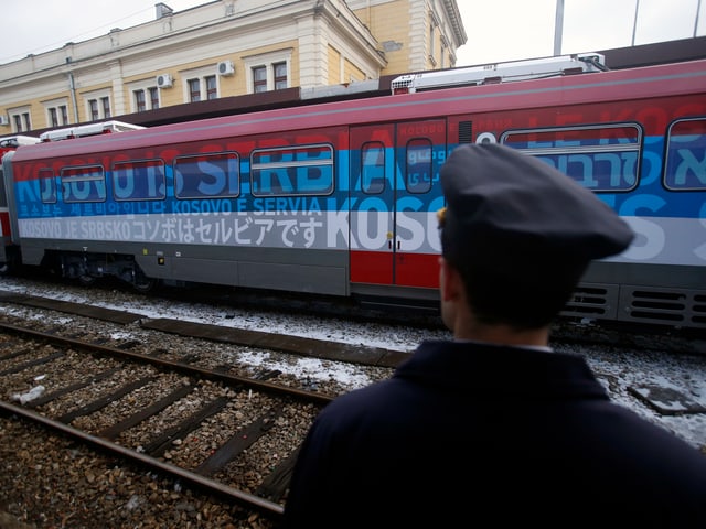 Zug mit der Aufschrift «Kosovo is Serbia».