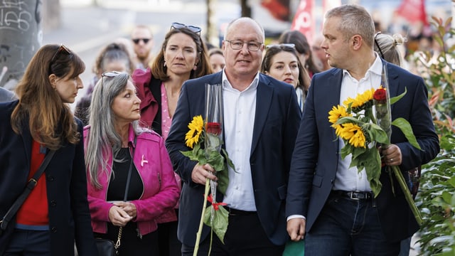 Maillard und Mahaim umringt von Menschen.