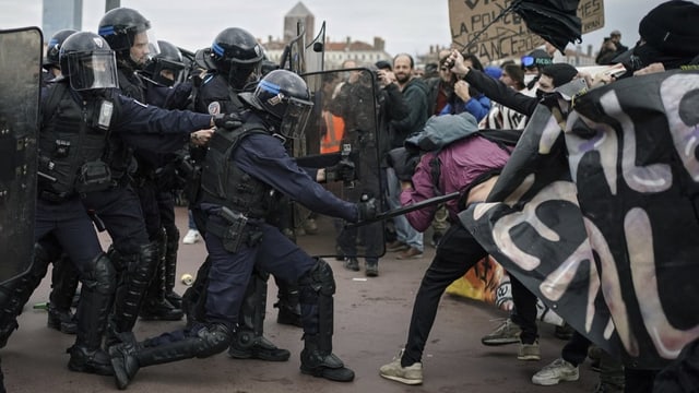 Protestierende schlagen sich mit Sicherheitskräften