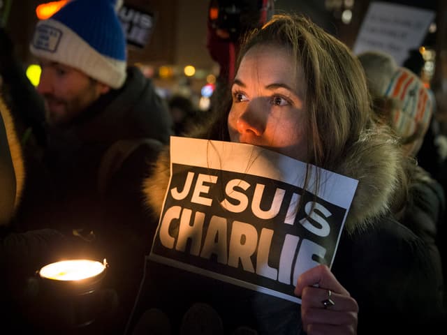 Junge Frau hält Solidaritätsplakat in der Hand