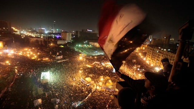 Ein Ägypter weht die Nationalflagge über dem Tahrir Platz in Kairo anlässlich des ersten Jahrestages des Protests gegen Hosni Mubarak