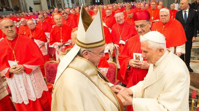 Papst Franziskus begrüsst seinen Vorgänger, den emeritierten Papst Benedikt XVI. 