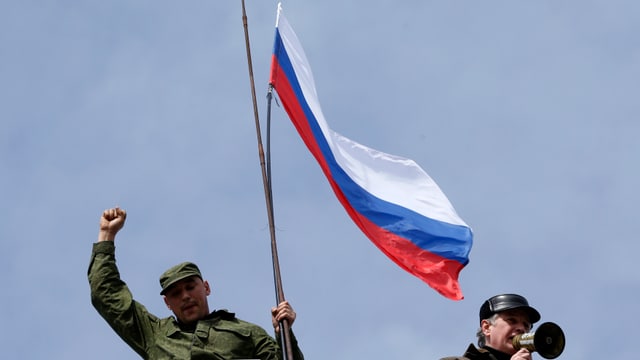 Soldaten hissen am 19. März 2014 an einem Marinestützpunkt in Sewastopol die russische Flagge.