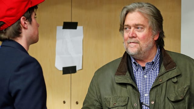 Steve Bannon (rechts) spricht mit einem Trump-Anhänger.