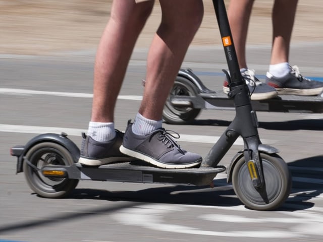 Person fährt auf Scooter