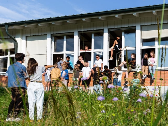 Klasse steht vor dem Schulhaus und dreht den Opener und Closer für das Video.