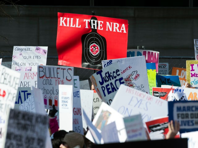 «Kill the NRA» steht auf einem von vielen Plakaten