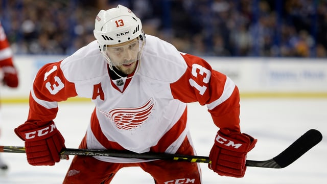 Pawel Dazjuk im Dress der Detroit Red Wings vor einem Bully.