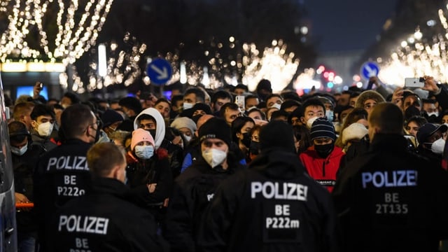 Menschenmenge und Polizisten.