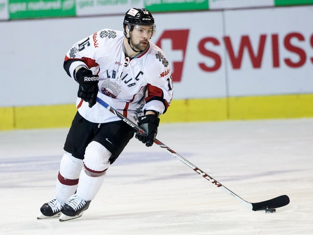 Kaspars Daugavins führt die Scheibe im Dress der Letten.