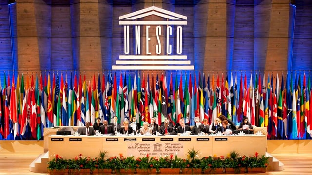 Unesco-Logo, Flaggen der Länder, Podium.