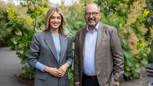 Jennifer Bosshard und Bernard Thurnheer stehen nebeneinander und lächeln.