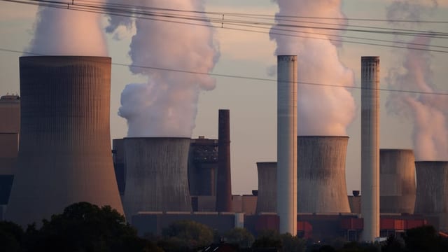 Weisser Rauch steigt über den gigantischen Beton-Säulen über dem Kraftwerk auf.