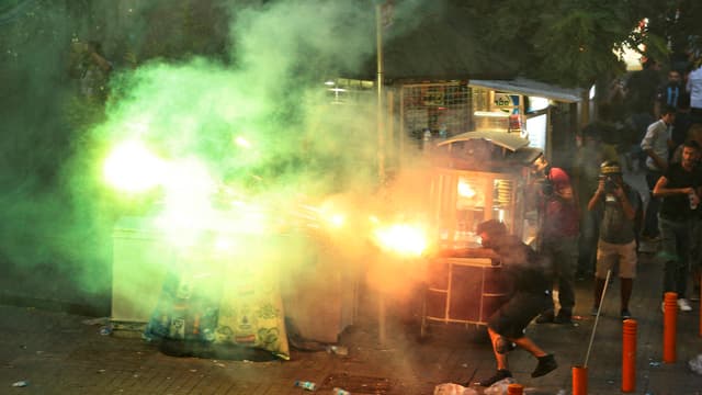 Demonstranten werfen Raketen.