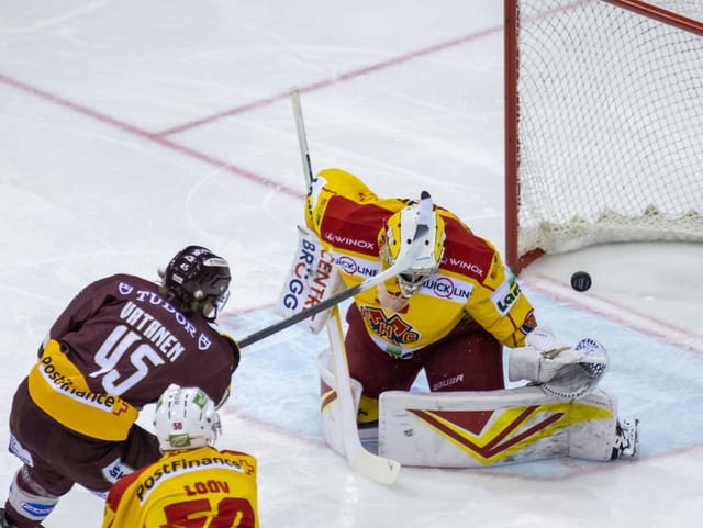 Sami Vatanen spielt den Puck vorbei an Harri Säteri ins Tor.