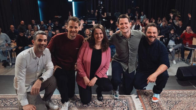 Auf dem Bild sind Philippe Gerber, Philip Wiederkehr, Isabel Meili, Fabian Unteregger und Marco Thomann auf der Bühne.