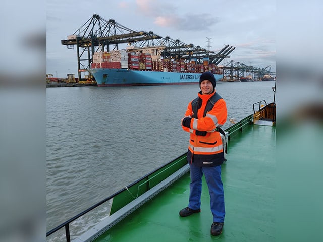 Riesige Containerschiffe auf dem Rhein.