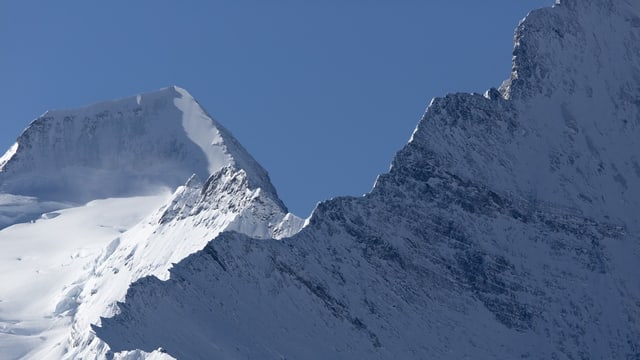 Der Mönch über die Bergkante des Eigers hinweg fotografiert.