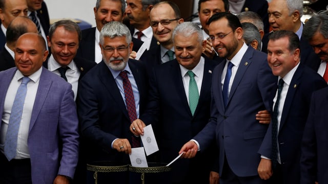 Binali Yildirim (mit grüner Krawatte), der neue AKP-Chef, bei einer Abstimmung im Parlament.