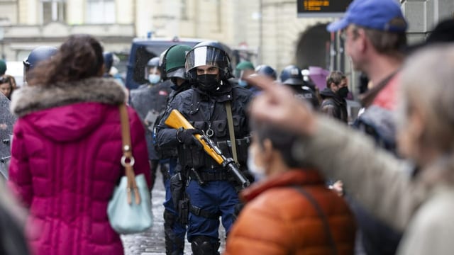 Polizisten haben eine  Strasse in der Nähe des Bundeshauses abgesperrt.