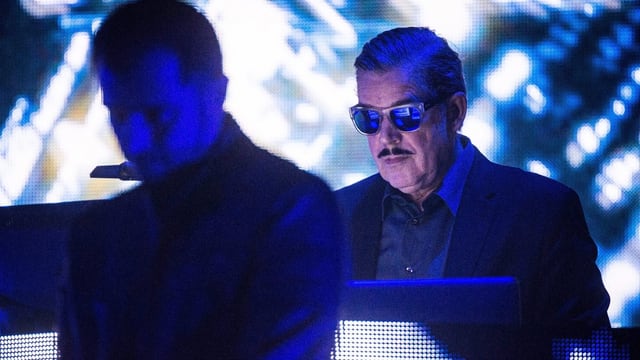 Boris Blank auf der Kraftwerk-Bühne in Berlin (Oktober 2016)