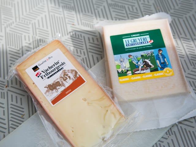 Zwei Stück Käse in ihrer Verpackung.