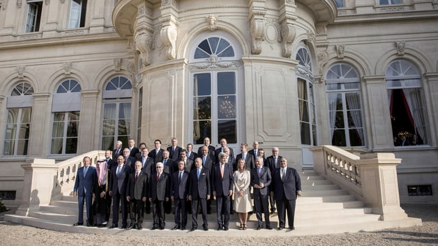 Gruppenfoto von mehreren Personen auf einer Treppe.