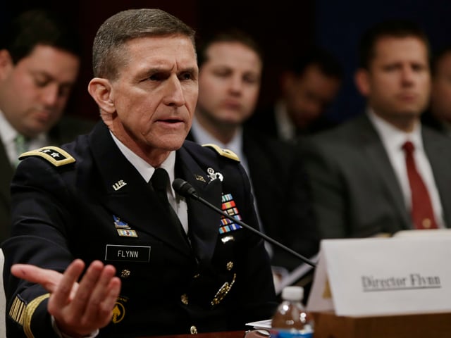 General Michael Flynn spricht in Uniform vor einem Mikrofon.