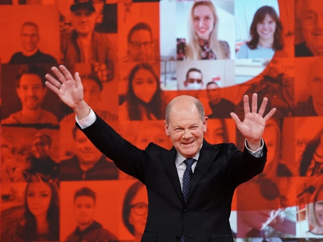 Olaf Scholz hebt die Hände, nachdem er zum Kanzlerkandidat nominiert wurde.