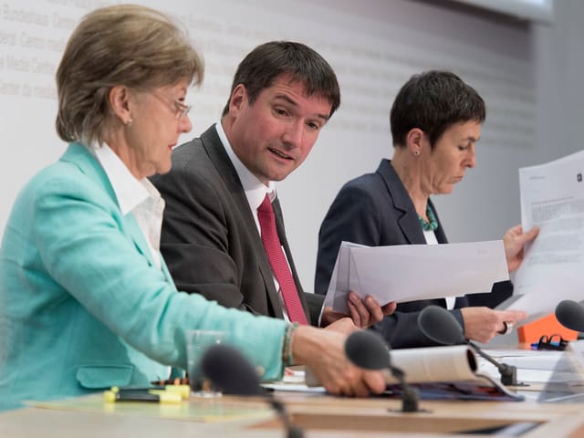 Sp-Politiker an einer Pressekonferenz