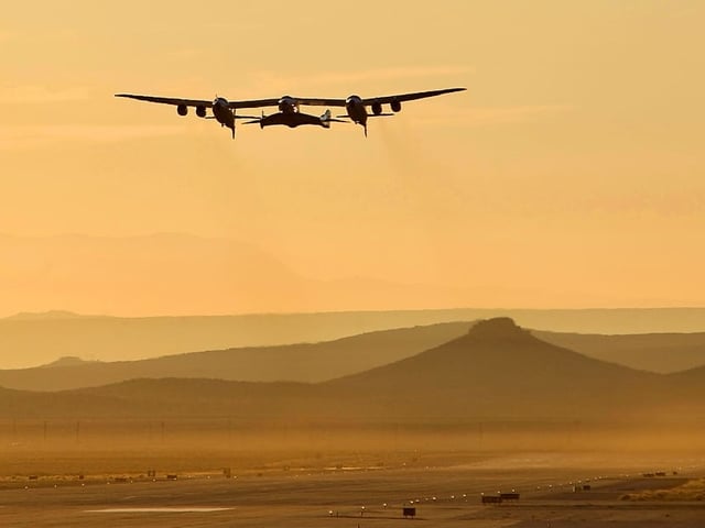 Flugzeug über der Wüste