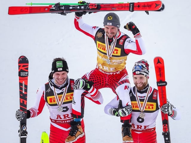 Hirscher auf den armen seiner Landsmänner