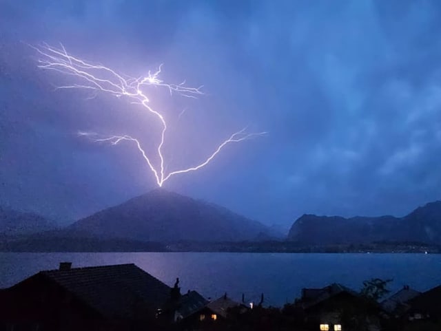 Blitz in einen Berg.