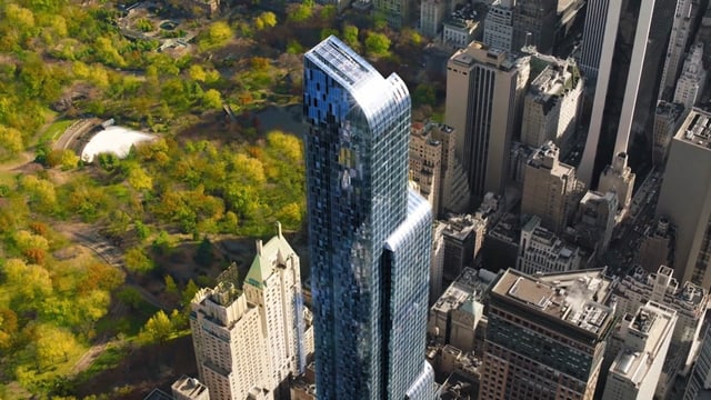 Luftaufnahme von Manhatten in New York. Links ist der Central Park abgebildet und rechts sind Hochhäuser zu sehen.