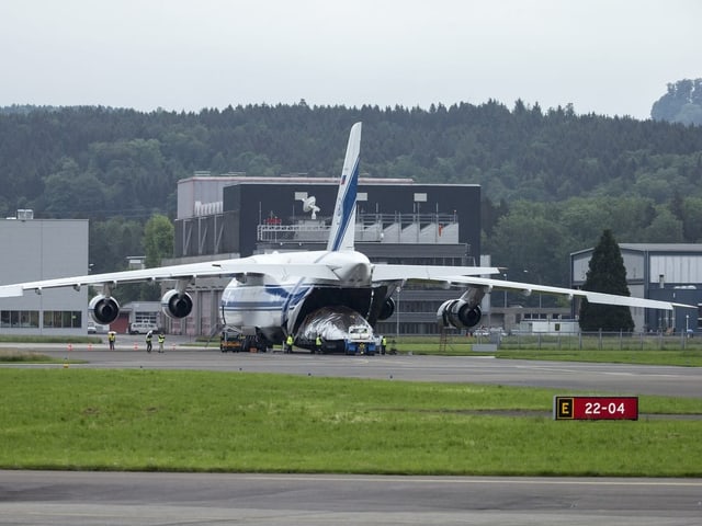 Auf dem Militärflugplatz Emmen steht ein grosses Flugzeug. 