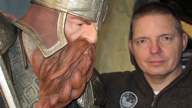 Bernd Greisinger steht neben Gimli aus dem Film «Herr der Ringe»