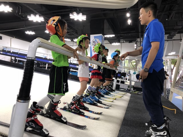 Chinesische Kinder auf dem Rollband