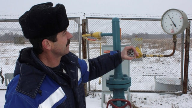 Ein Gazprom-Techniker mit Fellkappe inspiziert ein Gasometer bei der Messstation in Pisarewka nahe der ukrainischen Grenze.