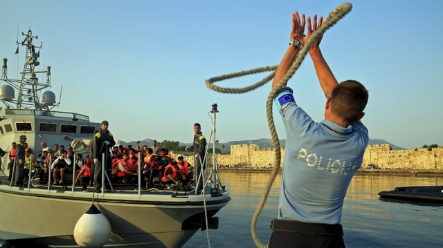 Frontex-Polizist wirft Tau.