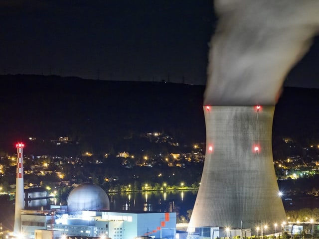 AKW Leibstadt bei Nacht.