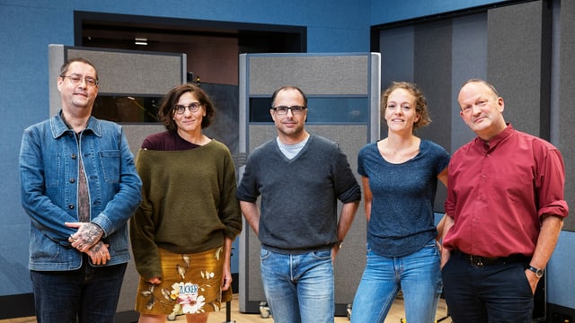 Autor Gion Mathias Cavelty, Dramaturgin Katrin Zipse, Autor Lukas Holliger, Regisseurin Susanne Janson und Autor Matthias Berger im neuen Hörspielstudio in Basel. 